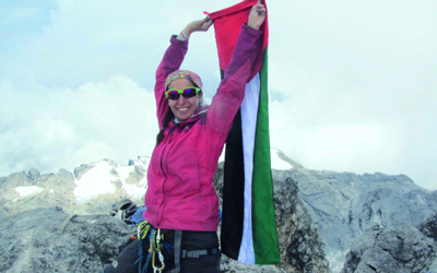 حلم يلامس الغيوم.. الهوبي ترفع علم فلسطين فوق أعلى قمم قارات العالم السبع